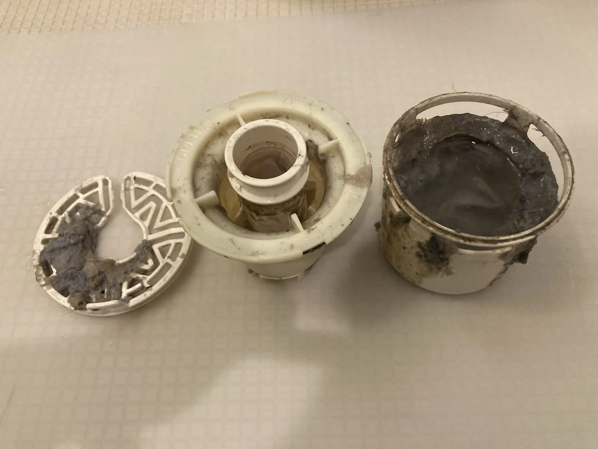 洗濯機排水口クリーニング前の詰まり